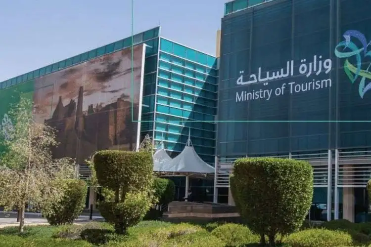 خطوات إصدار التراخيص السياحية في المملكة من هٌنــا