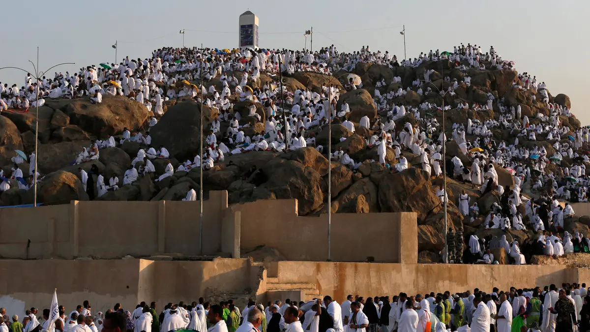 كم تبعد عرفات عن منى وهل هي من ضمن حدود الحرم؟!