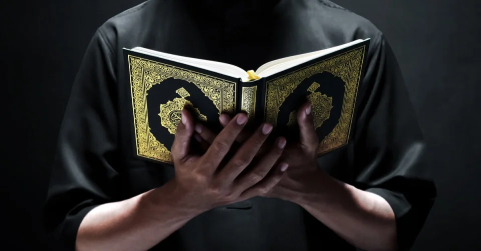تفسير حلم قراءة القرآن في المنام.
