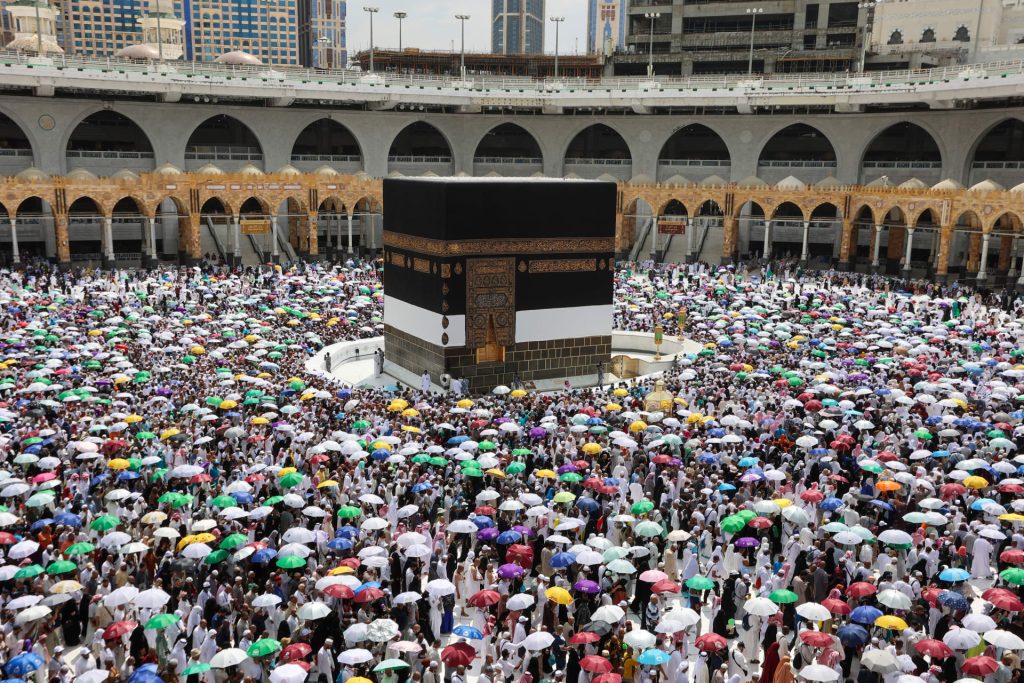 متى يحرم الحاج المتمتع وهل يلزم حلق شعره بعد رمي الجمرات؟!
