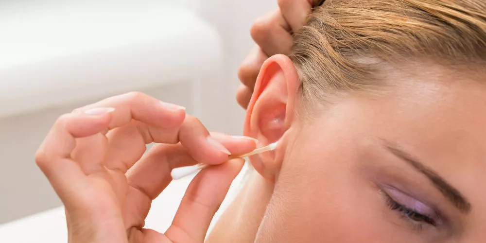أسهل طريقة تنظيف الأذن من الشمع.. بالخطوات