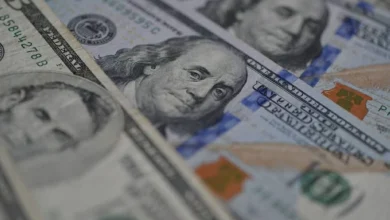 ارتفاع الدولار مع ترقب الأسواق لخطاب باول وتوقعات الفائدة
