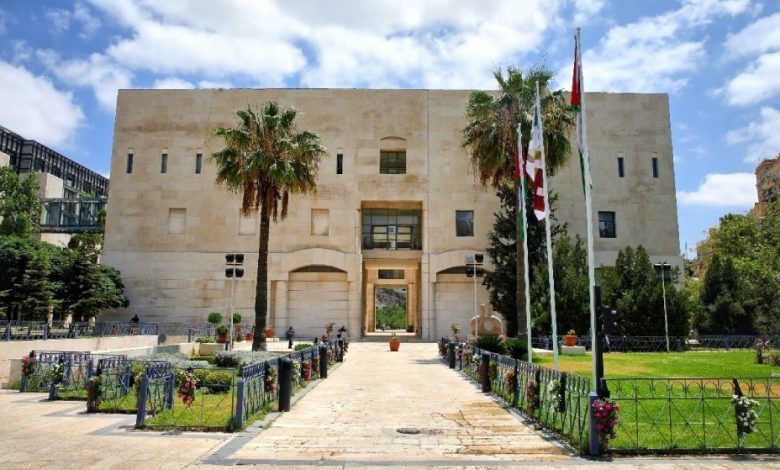 أمانة عمان تزيل التعديات على الشوارع والأرصفة لتحسين المرور