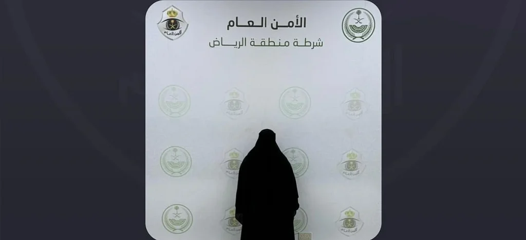 شرطة الرياض تلقي القبض على امرأة متهمة بنشل الحقائب النسائية