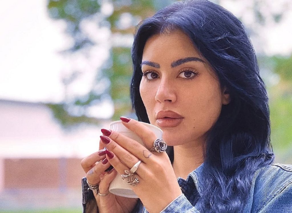 المطربة السورية سارة فرح تعلن اعتزالها الغناء نهائيًا